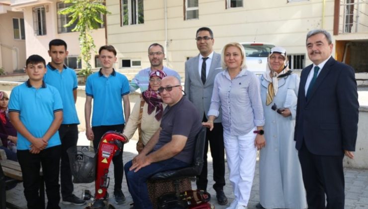 Amasya’da Engelli Vatandaşın Arızalanan Aracını Öğretmen ve Öğrenciler Tamir Etti