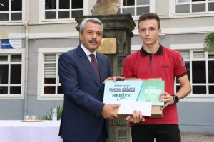 Rize'de Şampiyon Öğrencilere Ödülleri Verildi