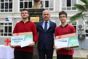 Rize'de Şampiyon Öğrencilere Ödülleri Verildi