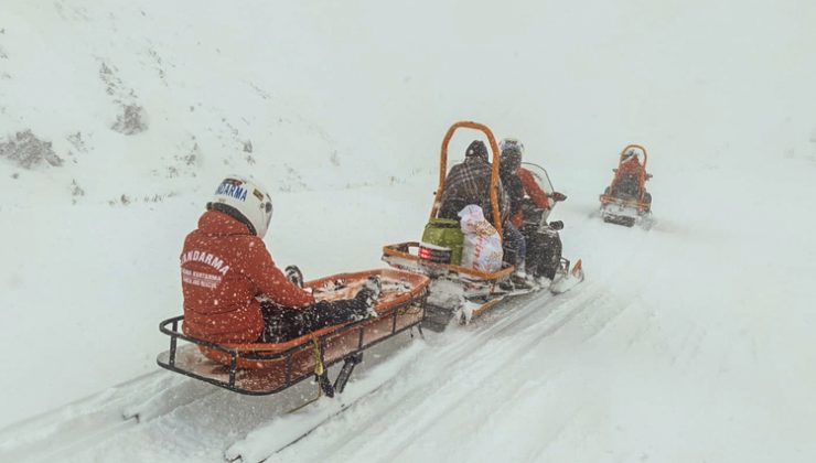 Erzurum’da JAK Timleri Hasta Çocuğu Kar Motoruyla Hastaneye Ulaştırdı