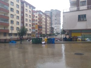 Rize'de Fırtına Nedeni ile Çatılar Uçtu Rize'de Fırtına Nedeni ile Çatılar Uçtu