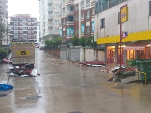 Rize'de Fırtına Nedeni ile Çatılar Uçtu Rize'de Fırtına Nedeni ile Çatılar Uçtu