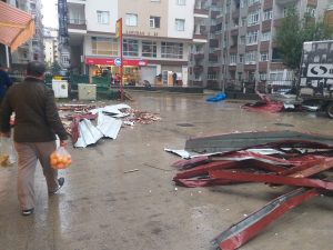 Rize'de Fırtına Nedeni ile Çatılar Uçtu Rize'de Fırtına Nedeni ile Çatılar Uçtu