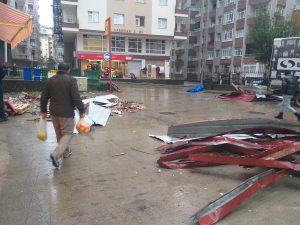 Rize'de Fırtına Nedeni ile Çatılar Uçtu Rize'de Fırtına Nedeni ile Çatılar Uçtu