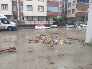 Rize'de Fırtına Nedeni ile Çatılar Uçtu Rize'de Fırtına Nedeni ile Çatılar Uçtu
