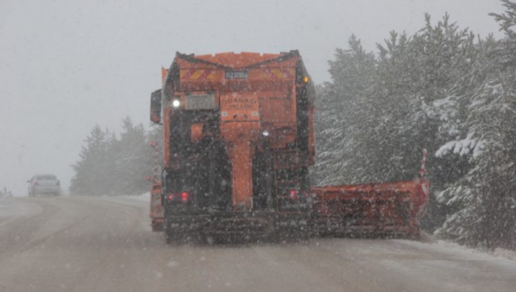 Karayolları, Kar yağışının olduğu alanlarda, sürücülerin dikkatli seyretmesini istedi.