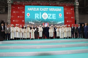 Rize'de 653 Hafız için İcazet Merasimi Düzenlendi Rize'de 653 Hafız için İcazet Merasimi Düzenlendi