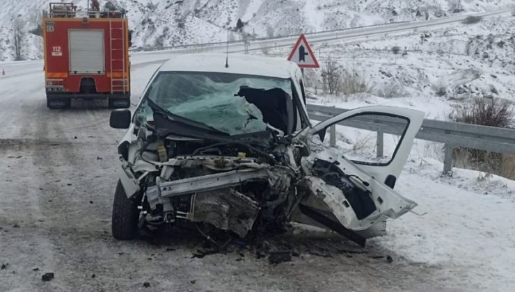 Sivas’ta buzlu yolda minibüs ile otomobil çarpıştı; 26 yaralı