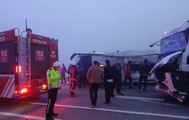 Yolcu otobüsü ile kamyon çarpıştı 4 Ölü 36 yaralı