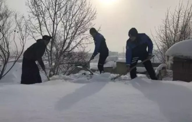Toprak Evinin Damını Kardan Temizlemeye Çalışan Kadına Polisler Yardım Etti