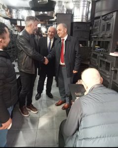 Cumhuriyet Halk Partisi'nin Rize Belediye Başkan Adayı Necati Topaloğlu, Yeniköy mahallesinde yer alan Bakırcılar Çarşısı'nda esnaf ve vatandaş ziyaretlerine devam etti
