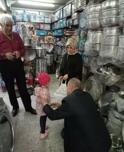 Cumhuriyet Halk Partisi'nin Rize Belediye Başkan Adayı Necati Topaloğlu, Yeniköy mahallesinde yer alan Bakırcılar Çarşısı'nda esnaf ve vatandaş ziyaretlerine devam etti