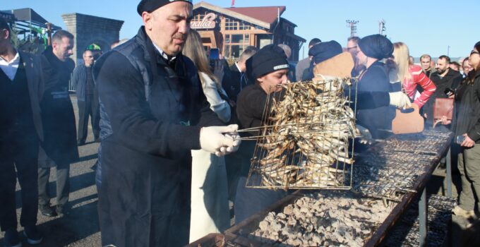 8. HAMSİ FESTİVALİNDE 2 TON 53 KİLO HAMSİ VATANDAŞLARA İKRAM EDİLDİ