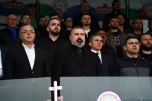 ÇAYKUR Rizespor kendi evi ve seyircisi önünde ağırladığı Konyaspor'u 3-2 mağlup etti. ÇAYKUR Rizespor kendi evi ve seyircisi önünde ağırladığı Konyaspor'u 3-2 mağlup etti.
