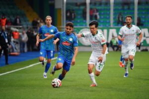 ÇAYKUR Rizespor kendi evi ve seyircisi önünde ağırladığı Konyaspor'u 3-2 mağlup etti. ÇAYKUR Rizespor kendi evi ve seyircisi önünde ağırladığı Konyaspor'u 3-2 mağlup etti.
