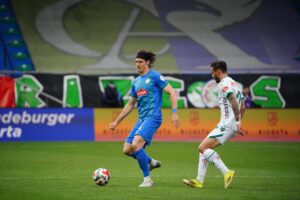 ÇAYKUR Rizespor kendi evi ve seyircisi önünde ağırladığı Konyaspor'u 3-2 mağlup etti. ÇAYKUR Rizespor kendi evi ve seyircisi önünde ağırladığı Konyaspor'u 3-2 mağlup etti.
