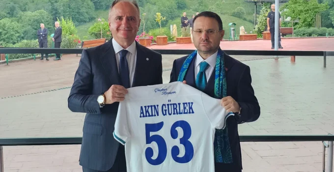 Başkan Ali Zeki Saruhan’dan Bakan Gürlek’e Forma Takdimi