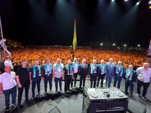 Ekşioğlu Vakfı 26. Ovit Yayla Şenlikleri’nde görkemli açılış Rize’de tarihi konser: 40 binden fazla kişi şenliğe akın etti Ekşioğlu Vakfı 26. Ovit Yayla Şenlikleri’nde görkemli açılış Rize’de tarihi konser: 40 binden fazla kişi şenliğe akın etti