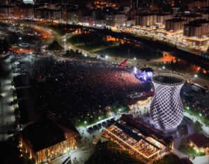 Ekşioğlu Vakfı 26. Ovit Yayla Şenlikleri’nde görkemli açılış Rize’de tarihi konser: 40 binden fazla kişi şenliğe akın etti Ekşioğlu Vakfı 26. Ovit Yayla Şenlikleri’nde görkemli açılış Rize’de tarihi konser: 40 binden fazla kişi şenliğe akın etti