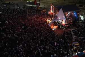 Ekşioğlu Vakfı 26. Ovit Yayla Şenlikleri’nde görkemli açılış Rize’de tarihi konser: 40 binden fazla kişi şenliğe akın etti Ekşioğlu Vakfı 26. Ovit Yayla Şenlikleri’nde görkemli açılış Rize’de tarihi konser: 40 binden fazla kişi şenliğe akın etti